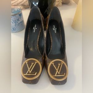 Louis Vuitton never worn pump